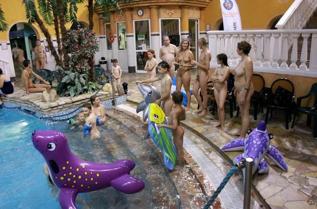 Beauty family nudism in the pool - Purenudism gallery [Day of nudism in the pool] (natirist beauty)